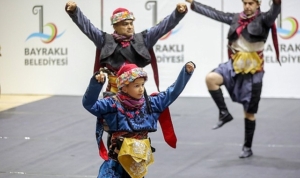 bayraklida-halk-danslari-gosterisi-nefes-kesti-HeVheyWL.jpg