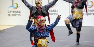 bayraklida-halk-danslari-gosterisi-nefes-kesti-HeVheyWL.jpg