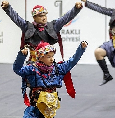 bayraklida-halk-danslari-gosterisi-nefes-kesti-HeVheyWL.jpg