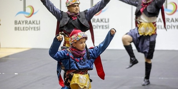Bayraklı’da halk dansları gösterisi nefes kesti