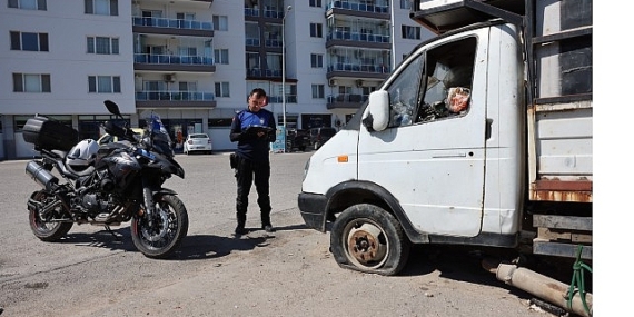 Bayraklı’da hurda araçlar kaldırılıyor