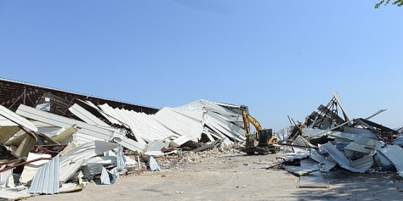 Çalı’da 2 bin 300 metrekarelik kaçak depo yıkıldı