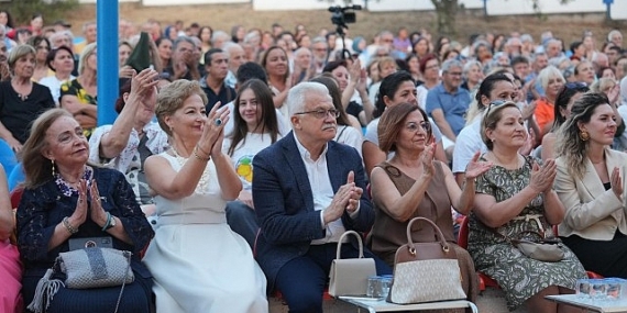 “Düşten Düşünceye Zamansız Kadınlar” Gösterimi Burhaniye’de Gerçekleştirildi
