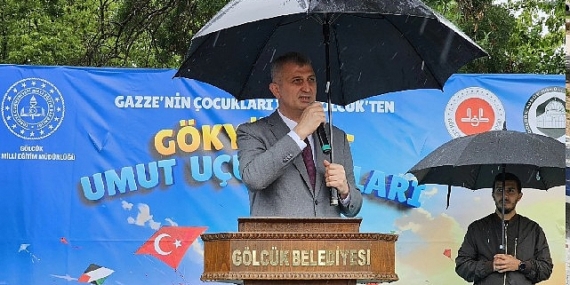 Gölcük’te yüzlerce kişi yağmur altında Filistin için tek yürek oldu