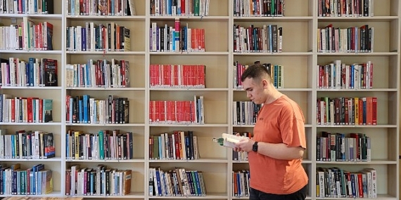 Kitap kurdu Asil okuma sevgisiyle örnek oluyor