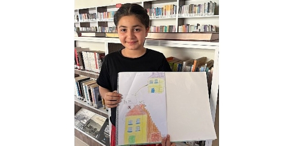Minik eller renkli hayaller çizdi
