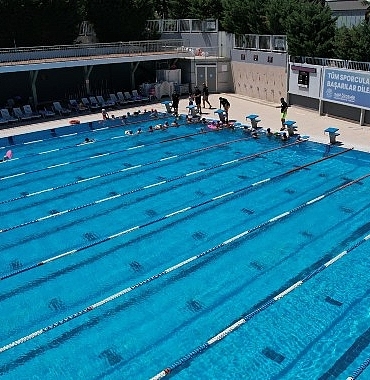temiz-havuz-sertifikali-konak-acik-yuzme-havuzunda-sezon-basladi-T344ZesY.jpg
