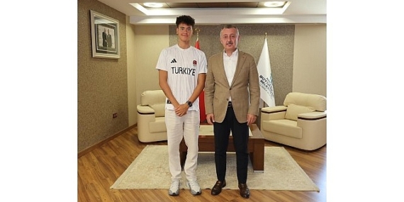 Başkan Büyükakın İzmitli şampiyonu kutladı