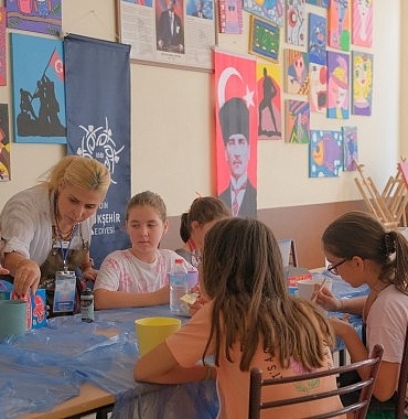 baskan-cercioglundan-yaz-kurslarinda-yaratici-ruhlara-destek-aydinli-cocuklar-sanatsal-tasarimla-tanisiyor-SvDH1peL.jpg