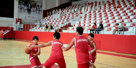 Bayraklı’da 3 bin 77 kişi yaz spor okullarında buluştu