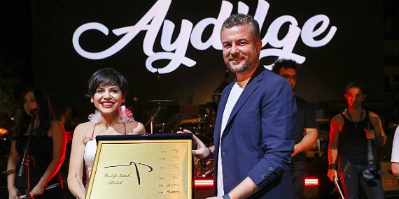 Buca’da Zafer Bayramı coşkusu Aydilge konseri ile taçlandı
