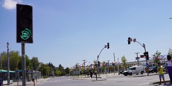 Büyükşehir, kırmızı ışıkla “Stop İsrail” dedi