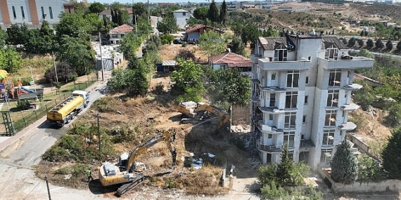 Çayırova’da riskli yapıların yıkımına başlandı