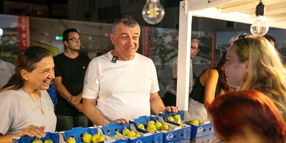 Dalında Kuruyan Bardacığı Belediye Aldı Halka Ücretsiz Dağıttı