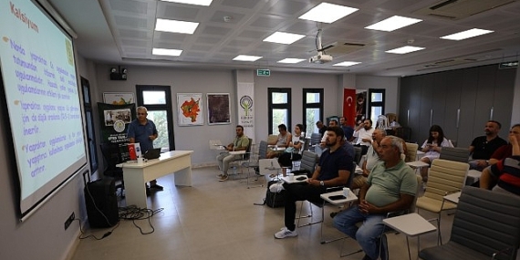 Efes Tarlası Yaşam Köyü’nde Nar Üreticilerine Eğitim