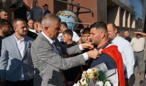 golcuk-belediyesi-baspehlivanina-kutlama-7aEpLPYV.jpg