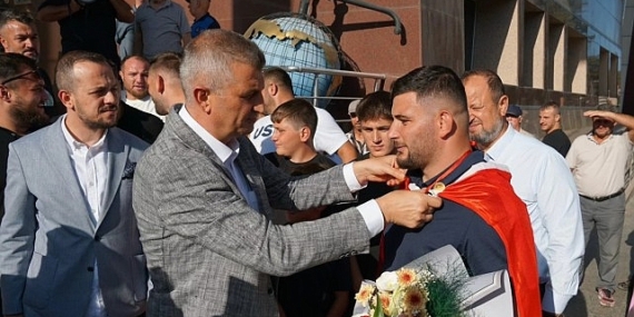 Gölcük Belediyesi Başpehlivanına Kutlama