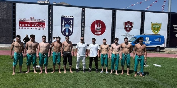 Güreşçiler Dualı Çayırda Mücadele Etti