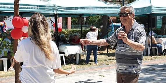 Huzurevi sakinlerinin piknik keyfi