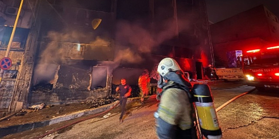 İzmir İtfaiyesi Konak’ta çıkan yangında iki kişiyi kurtardı