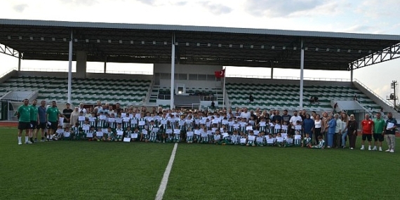 İznikspor Yaz Futbol Okulu’nda Sertifika Heyecanı
