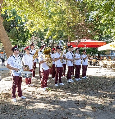 karsiyaka-belediye-bandosundan-sokak-konserleri-UkxKGLHq.jpg