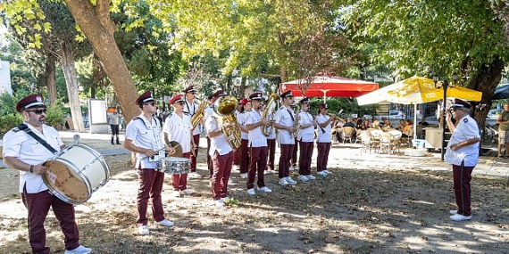 Karşıyaka Belediye Bandosu’ndan sokak konserleri