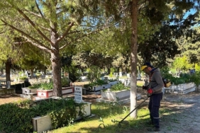 ayvalikta-mezarliklar-bayram-ziyaretlerine-hazirlandi-Y6HzpFuJ.jpg