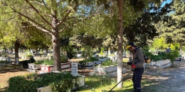 ayvalikta-mezarliklar-bayram-ziyaretlerine-hazirlandi-Y6HzpFuJ.jpg