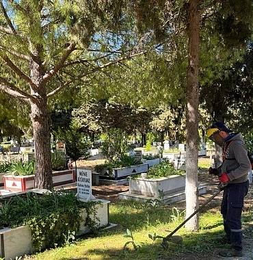 ayvalikta-mezarliklar-bayram-ziyaretlerine-hazirlandi-Y6HzpFuJ.jpg