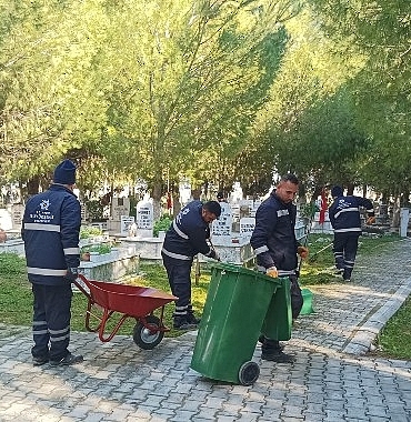 baskan-cercioglundan-mezarliklarda-ramazan-bayrami-oncesi-temizlik-calismasi-c6tK16sm.jpg