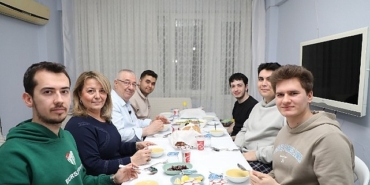 baskan-ertas-universite-ogrencilerinin-iftar-sofrasina-konuk-oldu-SdvXlXun.jpg
