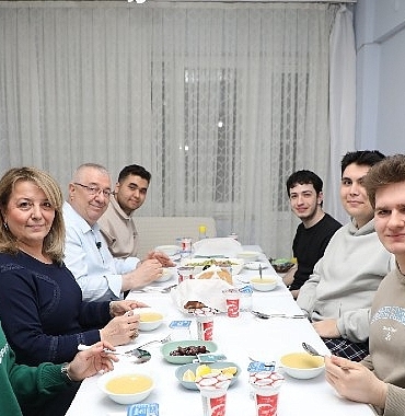baskan-ertas-universite-ogrencilerinin-iftar-sofrasina-konuk-oldu-SdvXlXun.jpg