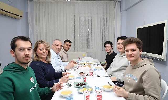baskan-ertas-universite-ogrencilerinin-iftar-sofrasina-konuk-oldu-SdvXlXun.jpg