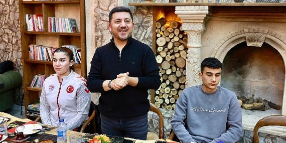 Başkan Rasim Arı, sporcu gençlerle sahur yaptı