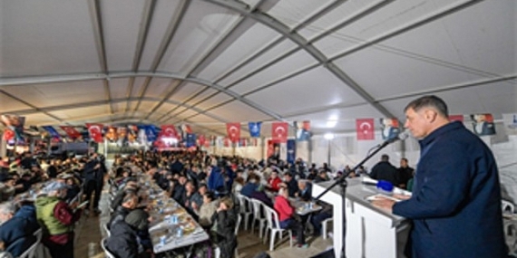 Başkan Tugay, arife gününde Urlalılarla oruç açtı
