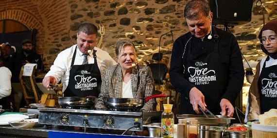 Başkan Tugay Tire’de önlük giydi, mutfağa girdi, yemek yaptı