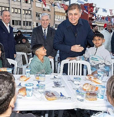 bergamanin-iftar-sofrasi-tip-bayraminda-doktor-baskanlari-bulusturdu-gfjsT1JN.jpg