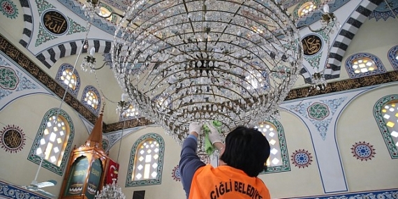 Çiğli’de Bayram Öncesi Cami Ve Mezarlıklarda Kapsamlı Temizlik