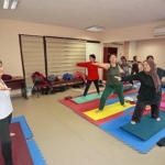 konaktan-ileri-yasa-saglikli-mola-yoga-kursuyla-zinde-kaliyorlar-fNHf9U1G.jpg