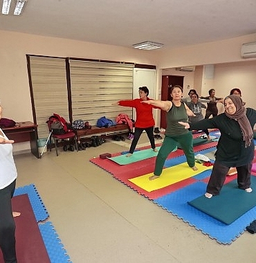 konaktan-ileri-yasa-saglikli-mola-yoga-kursuyla-zinde-kaliyorlar-fNHf9U1G.jpg