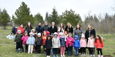 orman-haftasinda-minik-eller-fidanlari-toprakla-bulusturdu-RlVrimQ9.jpg