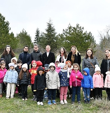 orman-haftasinda-minik-eller-fidanlari-toprakla-bulusturdu-RlVrimQ9.jpg