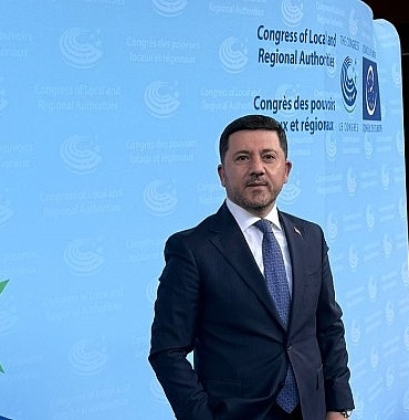 baskan-rasim-ari-avrupa-yerel-yonetimler-zirvesinde-turkiye-ve-nevsehiri-temsil-ediyor-X1Zm6qPR.jpg