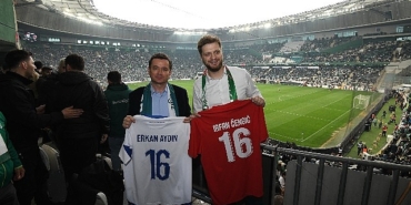 bursaspor-tribunlerinde-kardeslik-ve-cosku-bir-arada-Ebc3G7H2.jpg