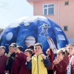 canikte-genc-k-sifler-uzayla-bulusuyor-gokyuzunu-ogreniyor-LZBddPSR.jpg