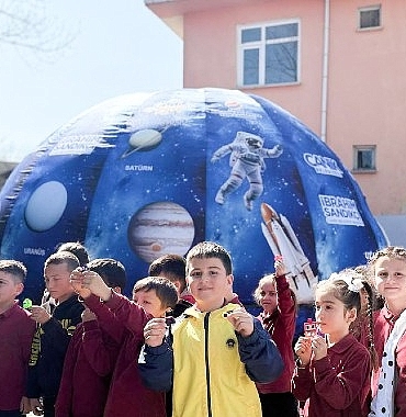 canikte-genc-k-sifler-uzayla-bulusuyor-gokyuzunu-ogreniyor-LZBddPSR.jpg