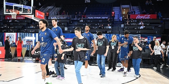 One Team katılımcıları Anadolu Efes – Partizan karşılaşmasında parkeye çıktı