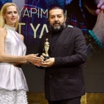 suat-yanc-yilin-en-iyi-yapimcisi-odulunu-aldi-rMSIpvVR.jpg