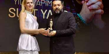 suat-yanc-yilin-en-iyi-yapimcisi-odulunu-aldi-rMSIpvVR.jpg